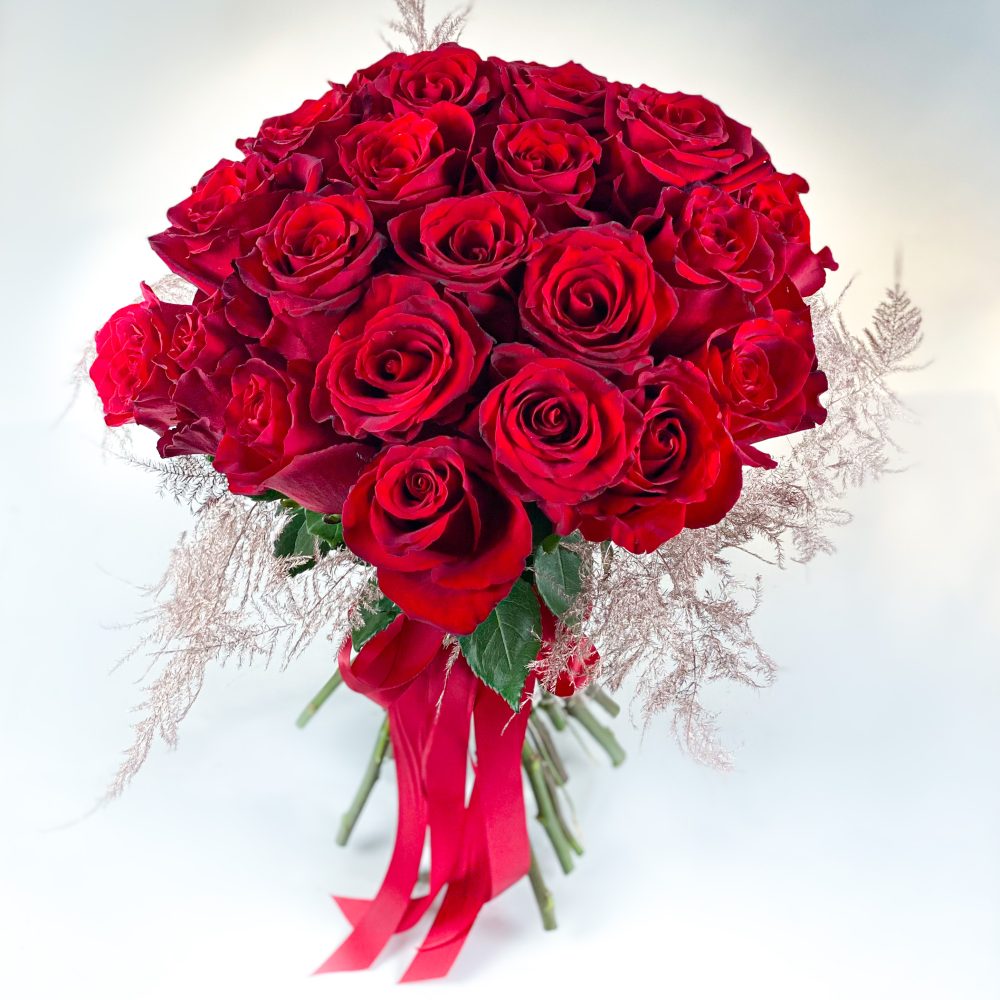 Buchet clasic cu 25 trandafiri rosii deep red cu funda satinata 1 scaled