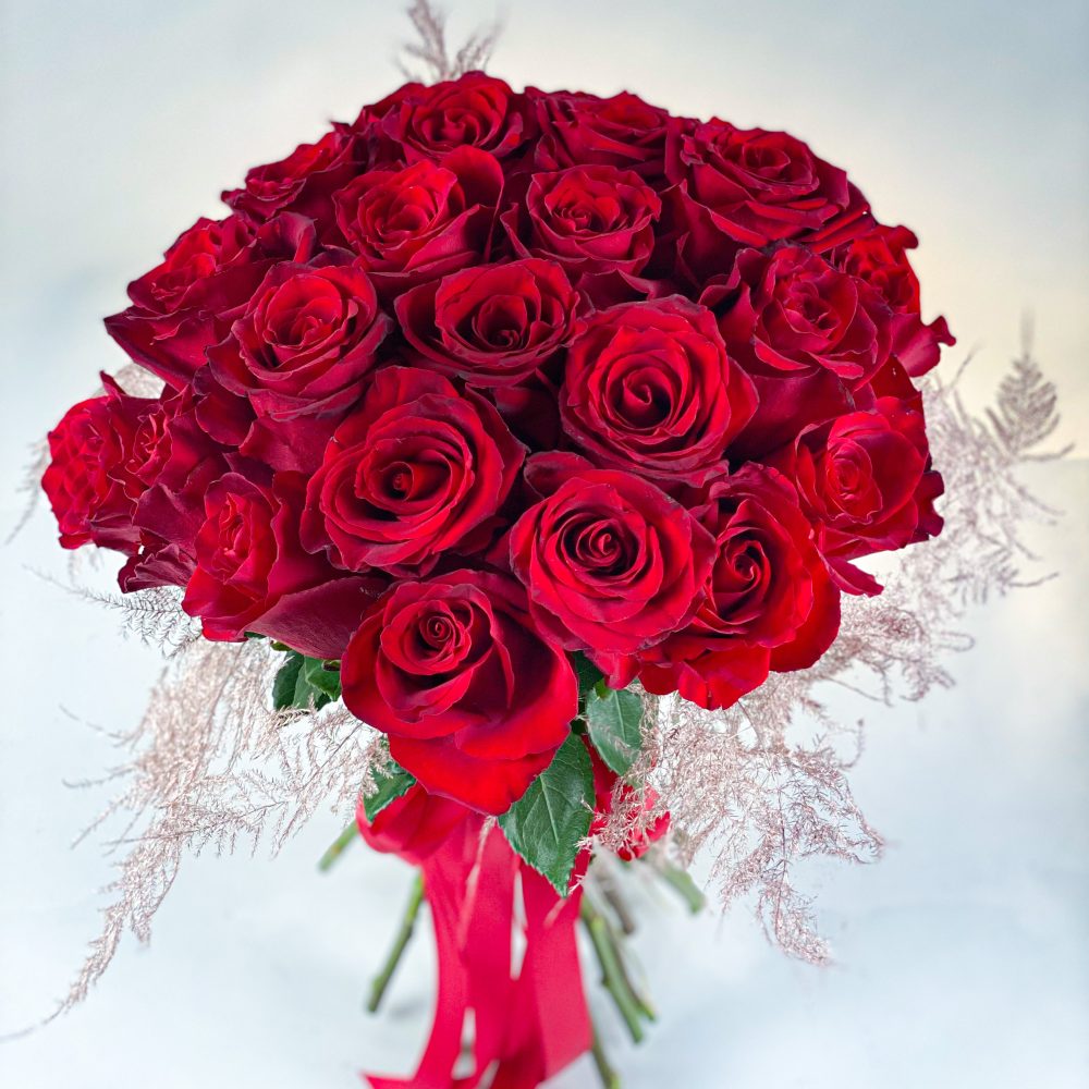 Buchet clasic cu 25 trandafiri rosii deep red cu funda satinata 2 scaled
