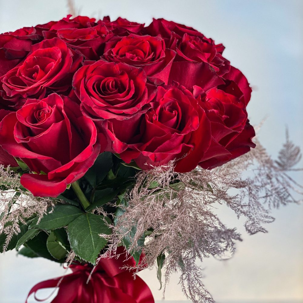 Buchet clasic cu 25 trandafiri rosii deep red cu funda satinata 4 scaled