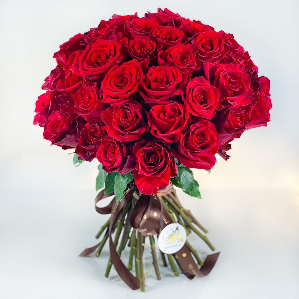 Buchet clasic cu 51 trandafiri rosii deep red cu funda satinata 1 scaled