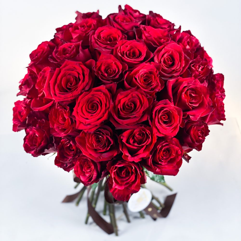 Buchet clasic cu 51 trandafiri rosii deep red cu funda satinata 2 scaled