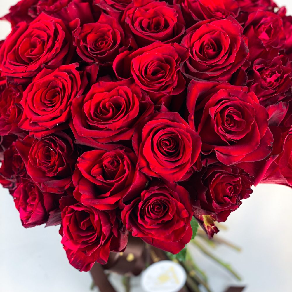 Buchet clasic cu 51 trandafiri rosii deep red cu funda satinata 3 scaled