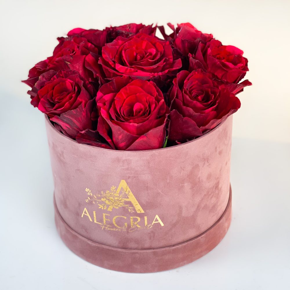 Cutie Alegria cu 9 trandafirii rosii Valentine s Day pe rotund 1 scaled