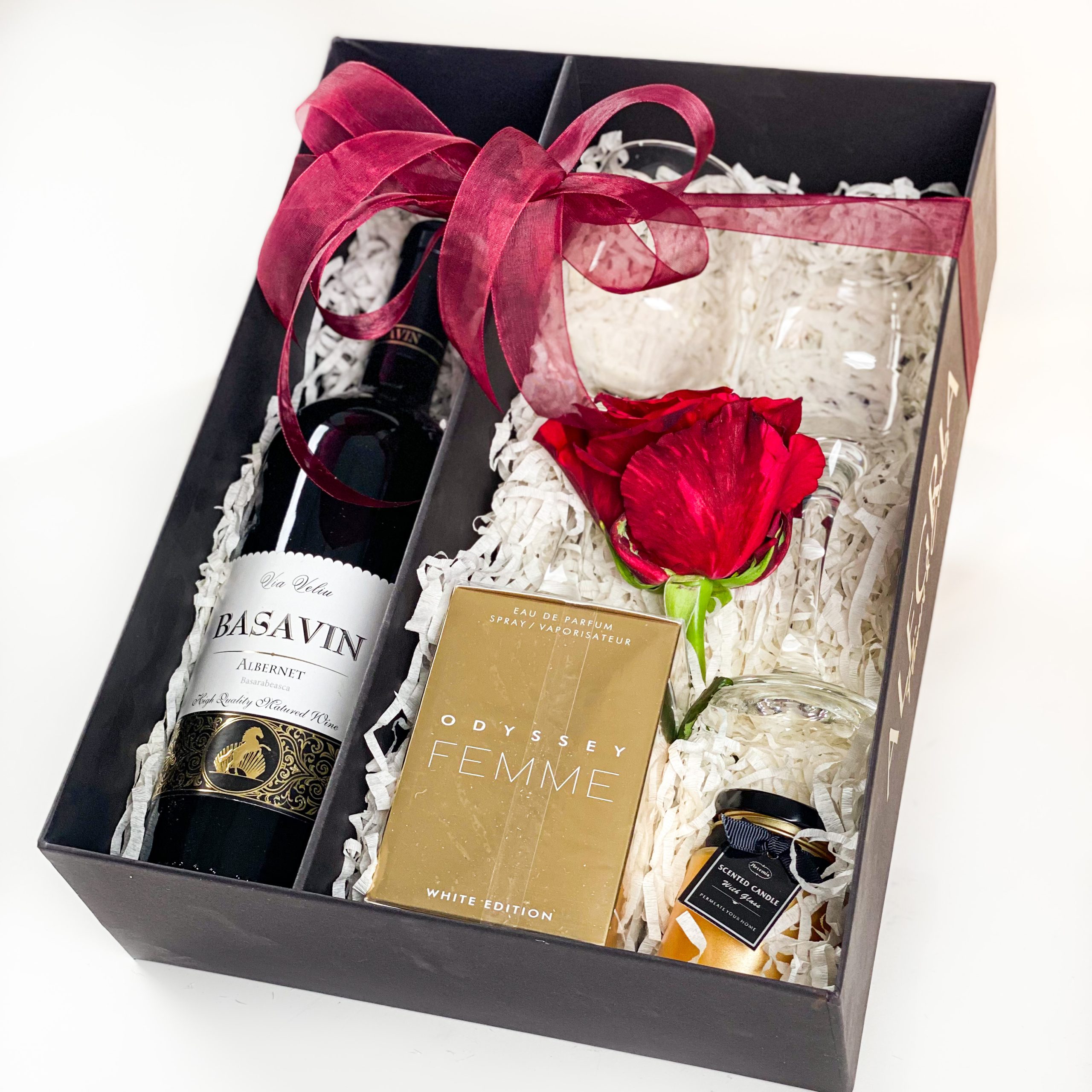 Cutie cadou Pentru Ea VDay flori naturale parfum Odyssey Femme 100 ml Vin Basavin rosu sec Albernet 1 scaled