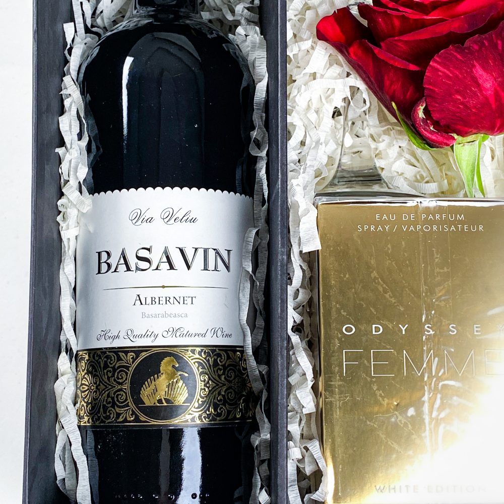 Cutie cadou Pentru Ea VDay flori naturale parfum Odyssey Femme 100 ml Vin Basavin rosu sec Albernet 2 scaled