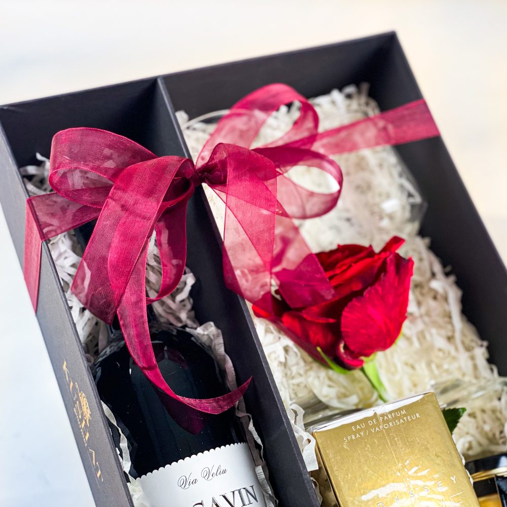 Cutie cadou Pentru Ea VDay flori naturale parfum Odyssey Femme 100 ml Vin Basavin rosu sec Albernet 3 scaled