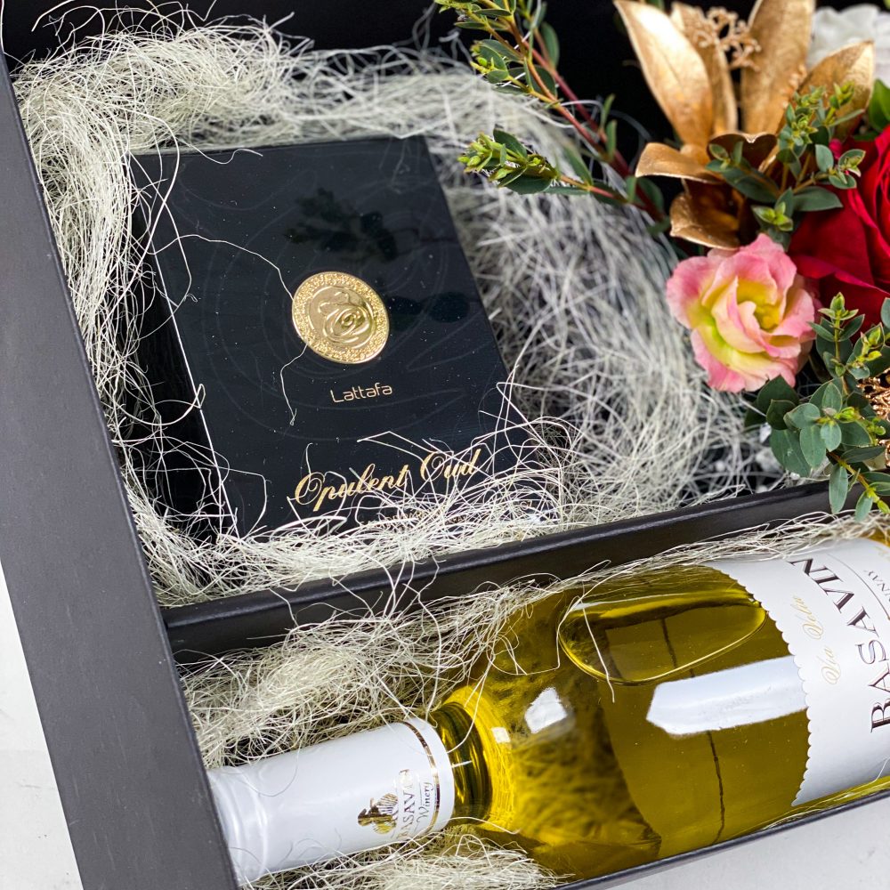 Cutie cadou Pentru Ea VDay flori naturale parfum Opulent Oud 100 ml Vin Basavin alb sec select Chardonnay 4 scaled