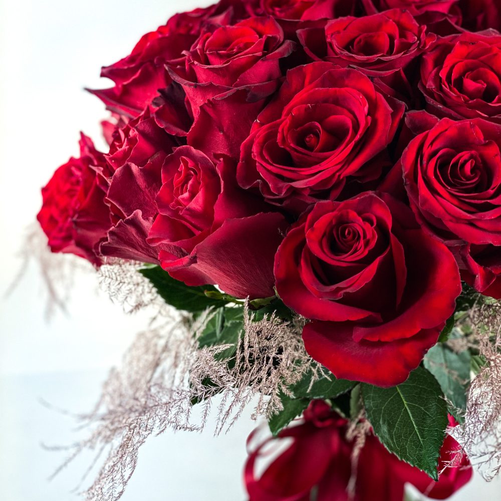 Set Buchet 25 trandafiri rosii cu baloane Valentine s Day 4 scaled