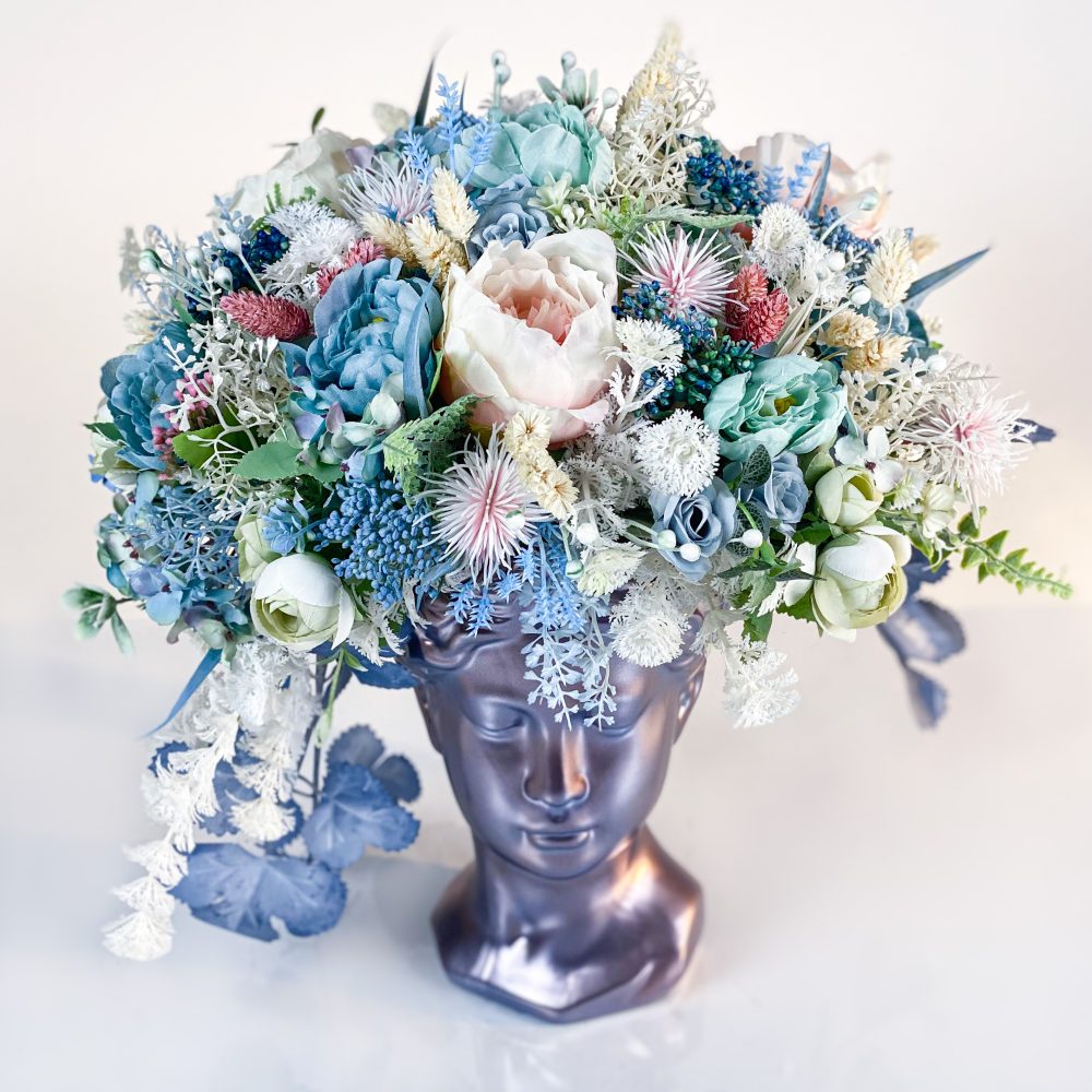 Cadou floral VENUS aranjament cu flori uscate si artificiale ice theme in pastel blue alb si roz 1 scaled
