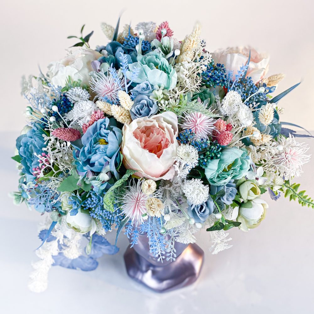 Cadou floral VENUS aranjament cu flori uscate si artificiale ice theme in pastel blue alb si roz 2 scaled