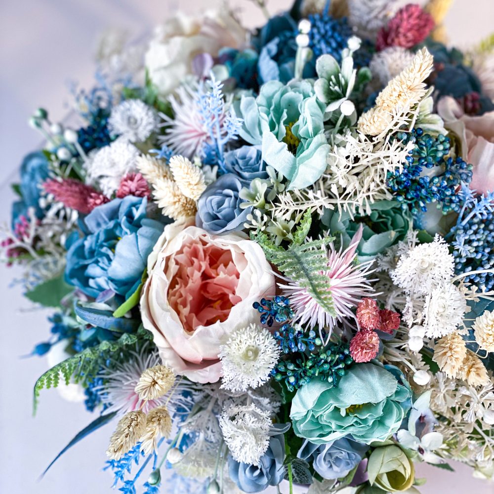 Cadou floral VENUS aranjament cu flori uscate si artificiale ice theme in pastel blue alb si roz 4 scaled
