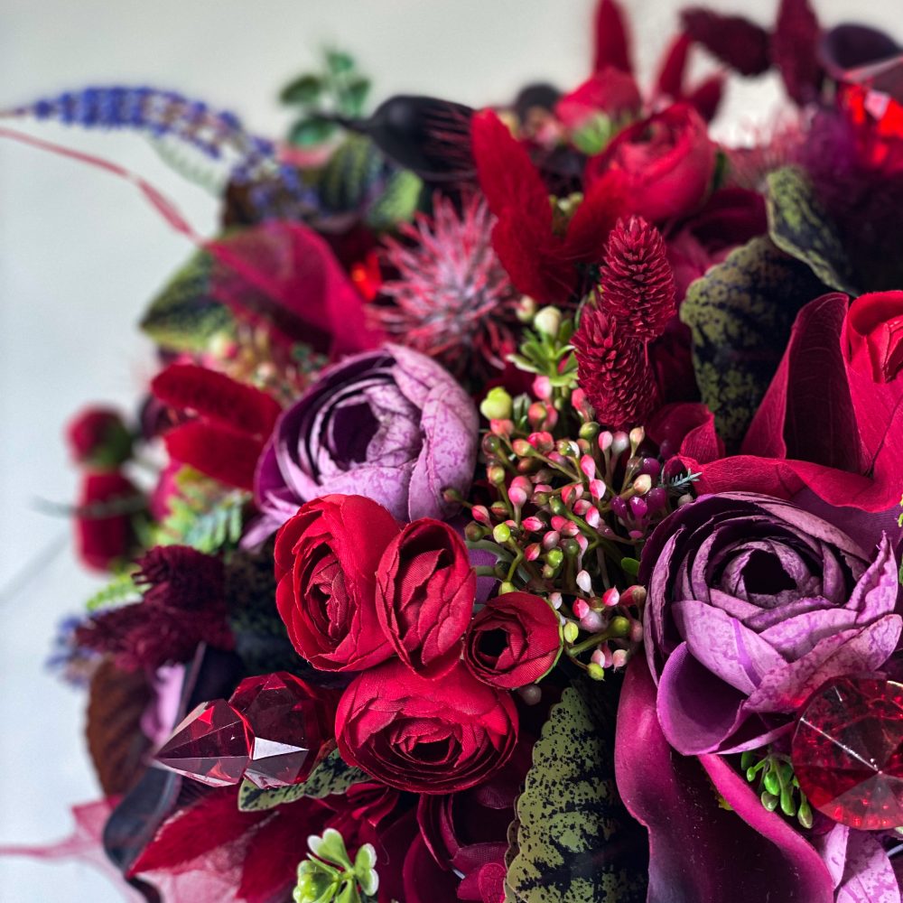 Cadou floral VENUS aranjament cu flori uscate si artificiale tango theme in negru rosu si mov plamaniu 3 scaled