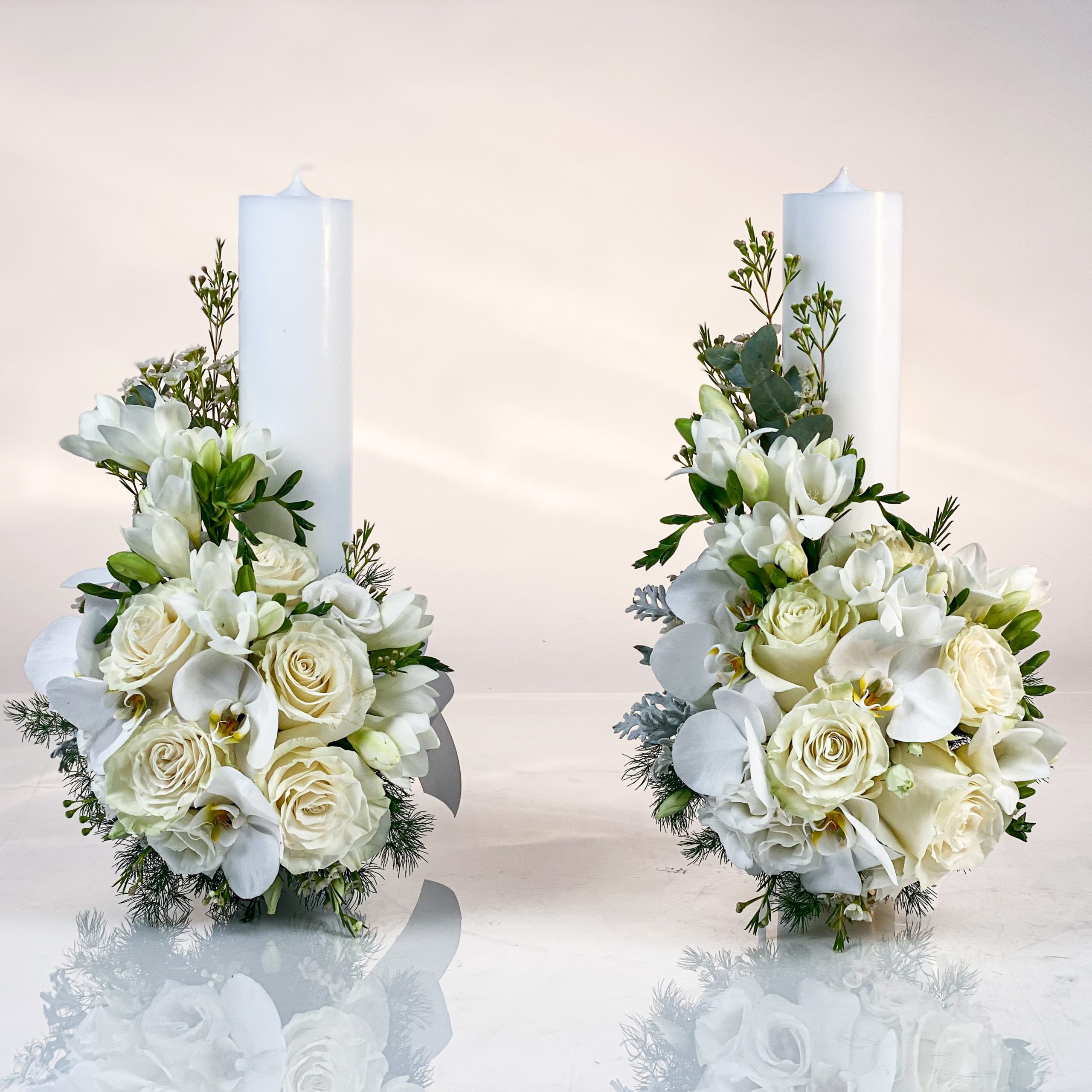 Lumanari de cununie White Wedding cu Phallaenophsis trandafiri si frezii 1 scaled
