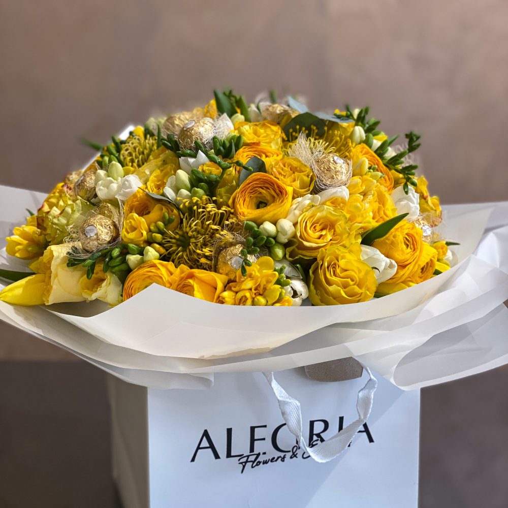 Buchet Yellow Vibes cu ranunculus trandafiri frezii lalele si bomboane Ferrero Rocher 4 scaled