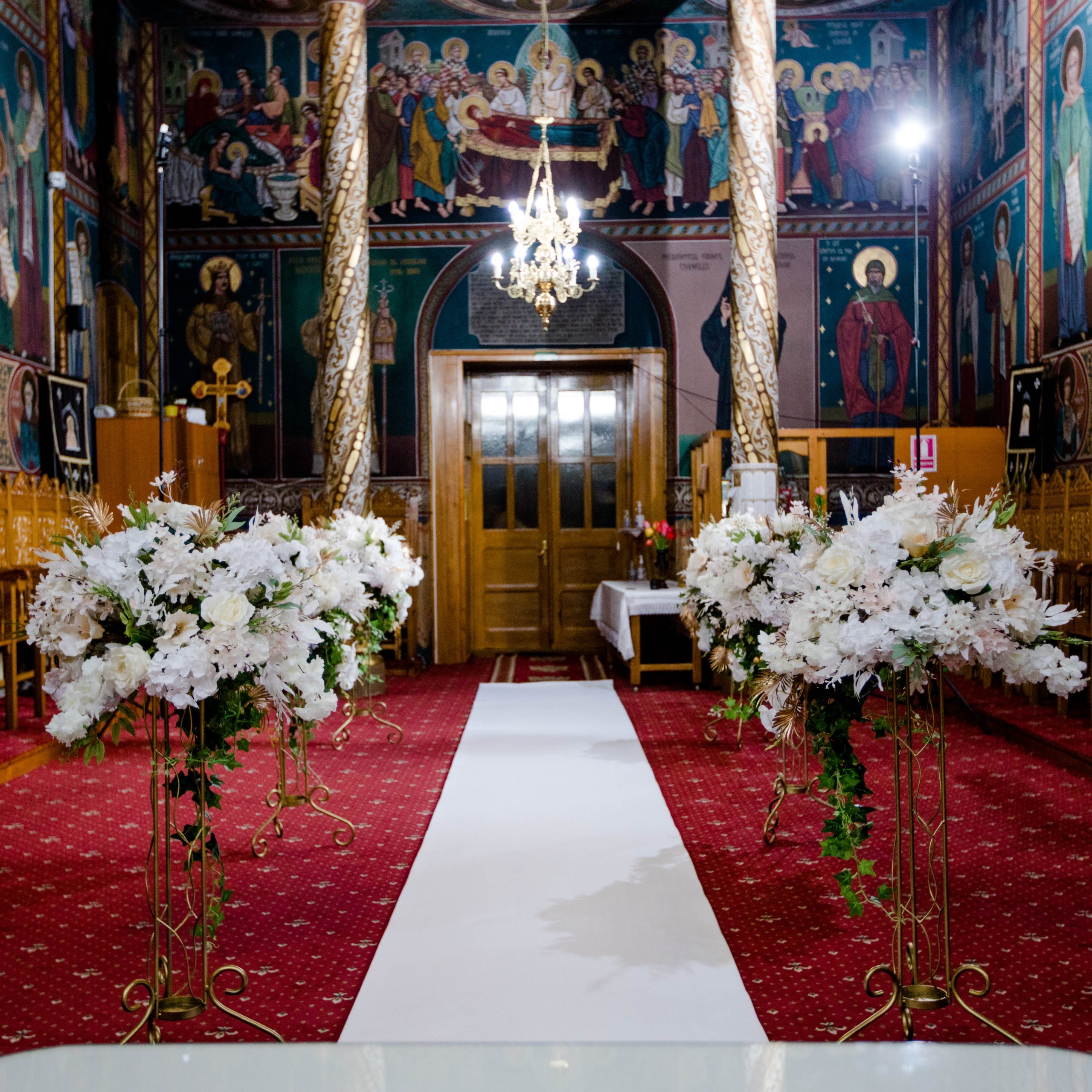 White Napoli Wedding decor de biserica de inchiriat 1 scaled