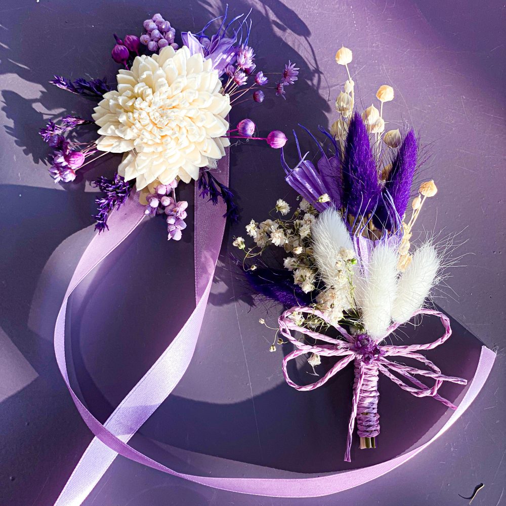 Bratara de mana cocarda set cu flori uscate flori de bumbac si pampas mov alb 1 1 scaled