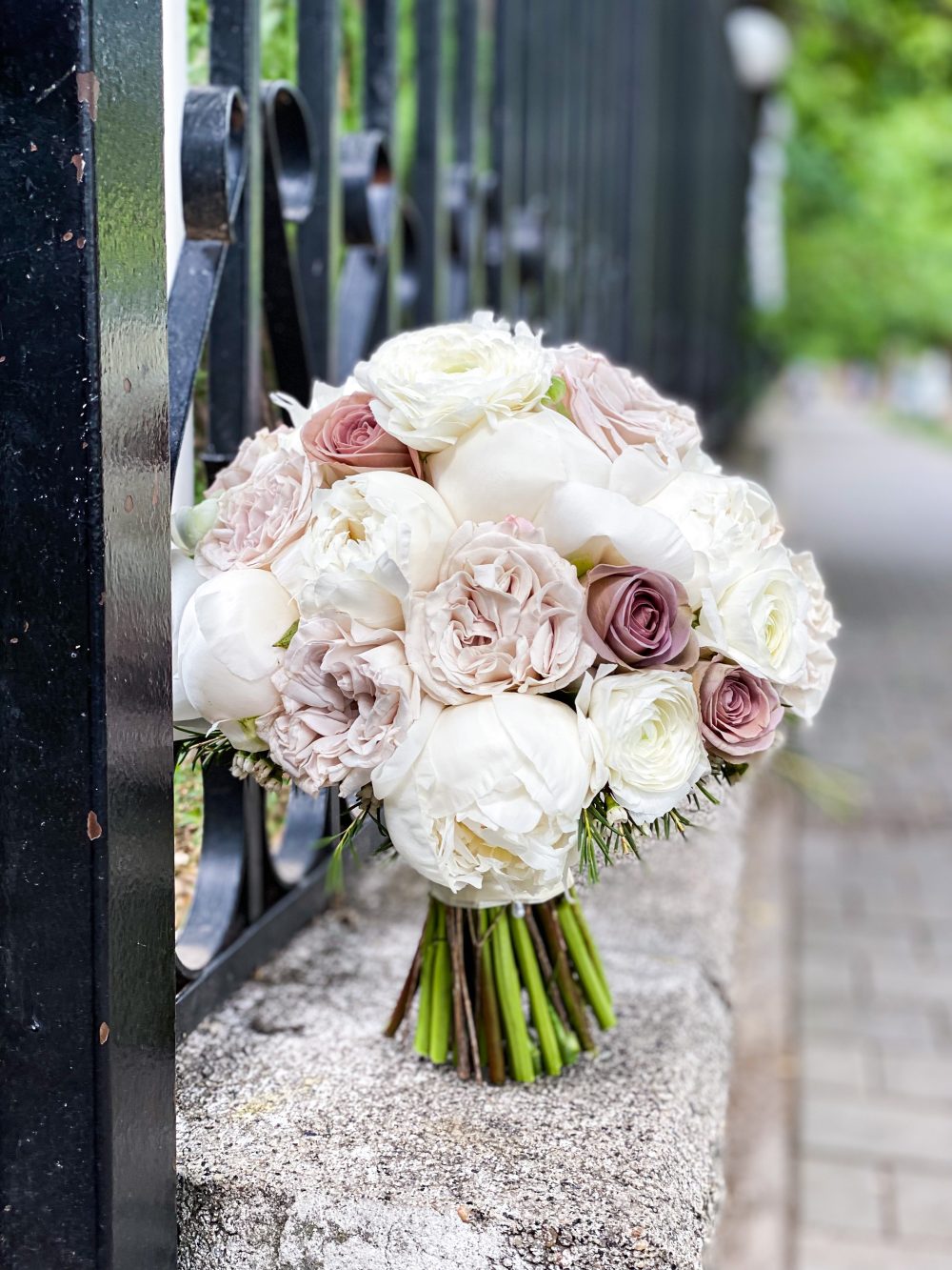 Buchet de mireasa Pure White Spring cu bujori albi trandafiri menta si trandafiri Westminster Abbey 2 scaled