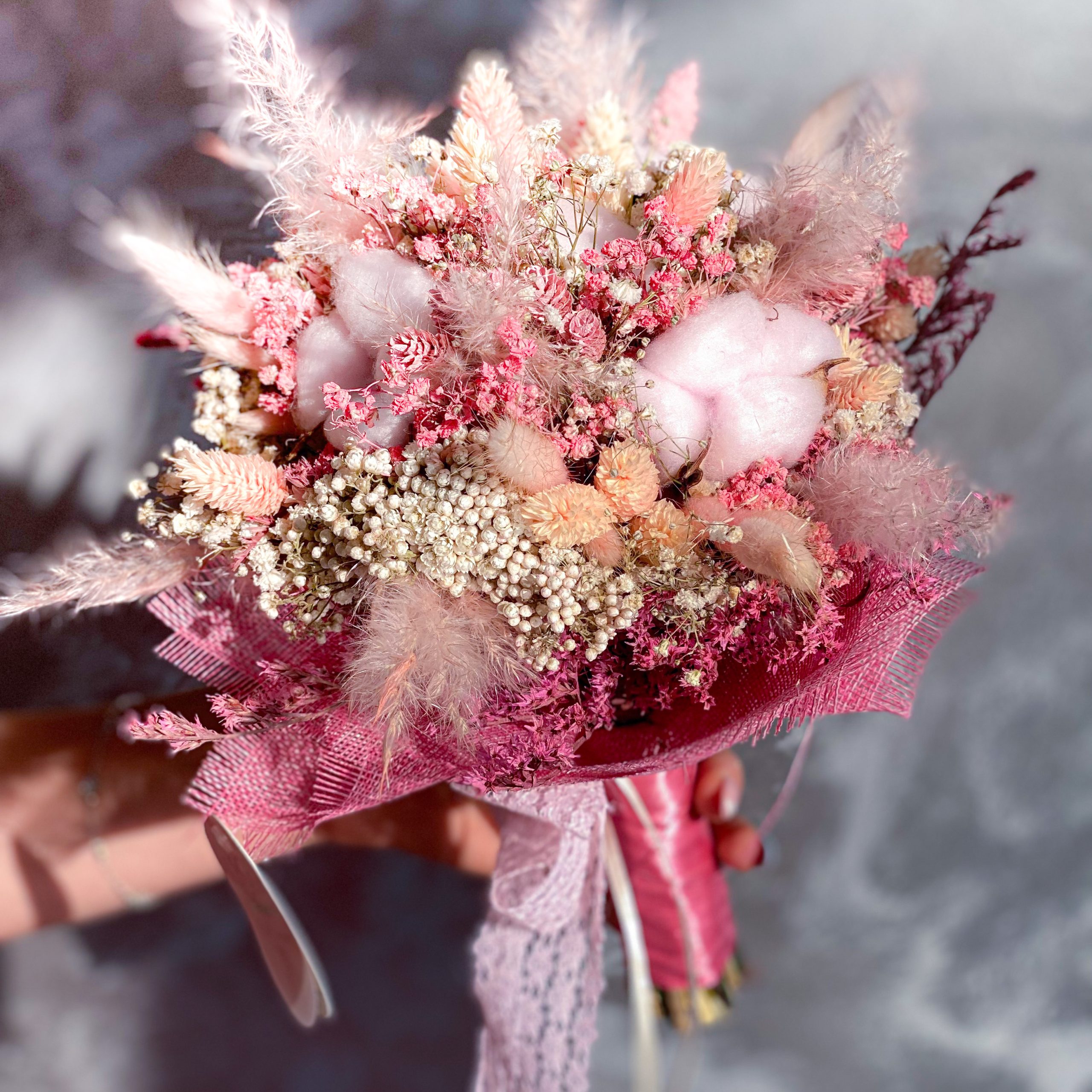 Buchet de mireasa cu flori uscate flori de bumbac si pampas roz pal 1 scaled