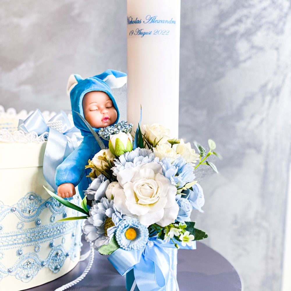 Set de botez trusou personalizat si lumanare cu flori artificiale Baby Boy in Light Blue 3 scaled