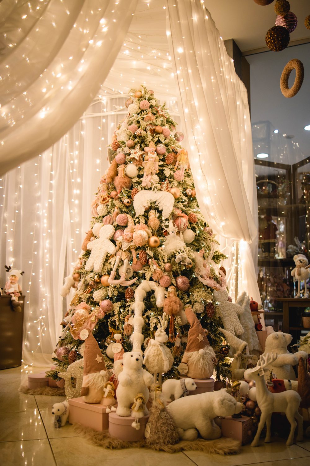 Brad Crăciun decorat complet – Roz – Livrare oriunde în țară (Alegria Christmas Collection)
